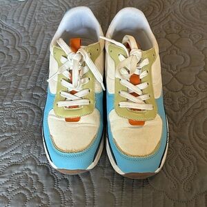 Women’s Coutgo - trendy lace up platform athletic sneakers. Faux leather suede.